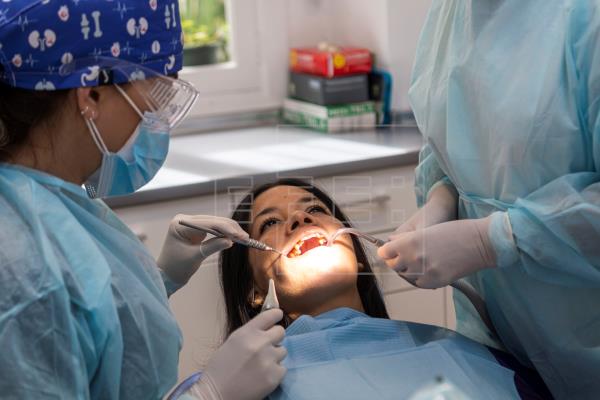 Investigadores desentrañan cómo la periodontitis puede causar demencia vía EFE