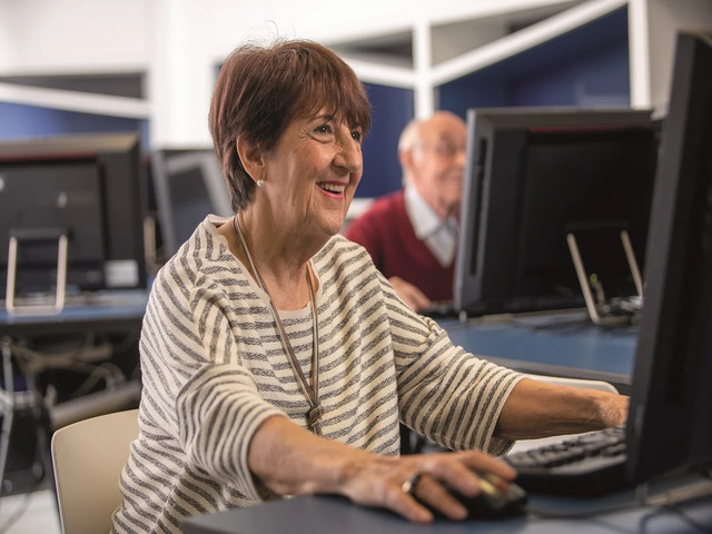 Las personas mayores participan en talleres tecnológicos de la Fundación ”la Caixa”