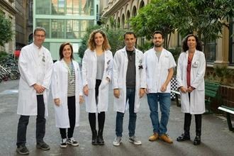 De izquierda a derecha, Albert Lladó, Raquel Ruiz, Laura Naranjo, Mircea Balasa, Jordi Sarto y Raquel Sánchez-Valle (Foto: Hospital Clínic).
