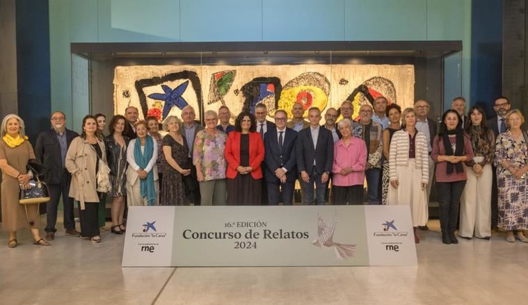 Foto de familia con los finalistas del XVI Concurso de Relatos Escritos por Personas Mayores.© Fundación 'la Caixa'