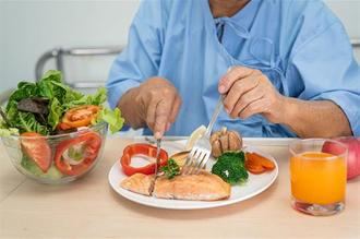 El Gobierno regulará la alimentación en hospitales y residencias