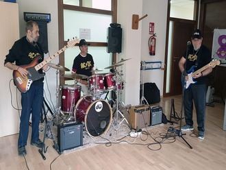 Residencia de mayores en Málaga crea una banda de rock que fomenta la convivencia a través de la música