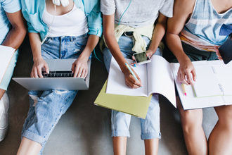 Fundación DomusVi convoca 50 becas para estudios sociosanitarios 2025-2026
