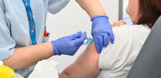 La vacuna contra la gripe disminuye infartos y trombos en pacientes cardíacos, según estudio