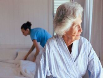 La mayoría de los españoles apoya el ingreso en residencias para enfermos de Alzheimer avanzados