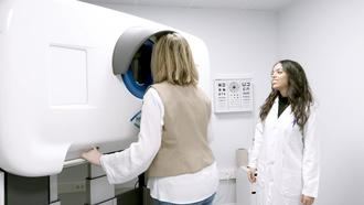 El Hospital Universitario La Paz incorpora a sus Centros de Especialidades un sistema de diagnóstico oftalmológico robotizado