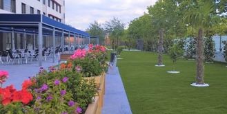 Residentes y familiares disfrutan de los espacios al aire libre en los centros Vitalia 