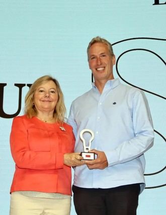 Ballesol Pozuelo recibe reconocimiento por su innovador programa "Entre Amigos"