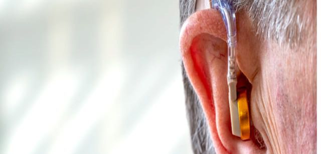 Causas de la pérdida auditiva en la tercera edad: factores clave y prevención