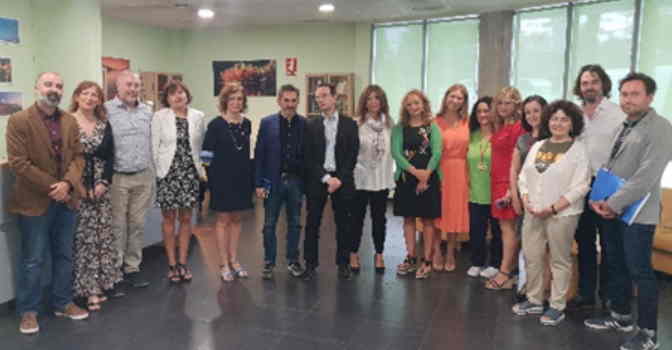 Foto de familia de los visitantes al Centro de Mayores Esfinge, en Madrid, para conocer la actividad intergeneracional 'Lectura Fácil'.
