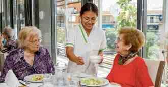 La alimentación para personas mayores busca fórmulas para mantener el sabor sin dificultar la deglución