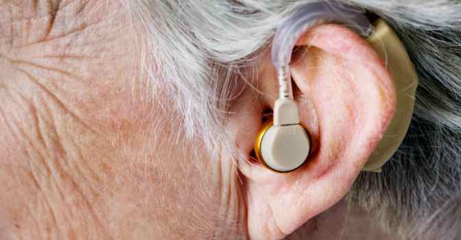 La Fundación Edad&Vida destaca la importancia de la salud auditiva en personas mayores.