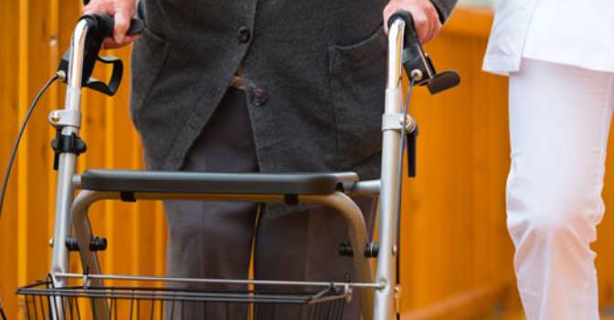 Cuándo elegir entre bastón, muletas o andador para personas mayores
