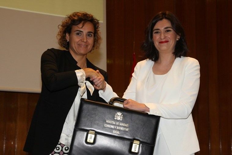 Carmen Montón ha recibido la cartera ministerial de manos de la ministra saliente Dolors Montserrat