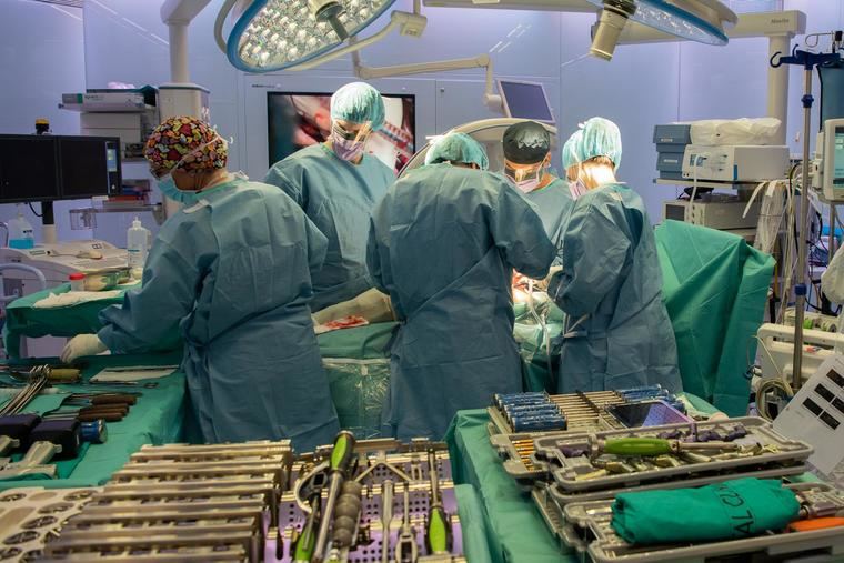 Visto en Internet. El Clínic realiza la primera operación de prótesis de cadera sin necesidad de hospitalización en España