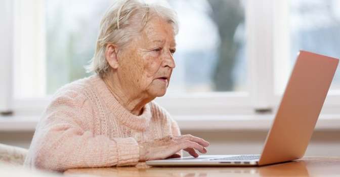 El Congreso pide aumentar las competencias digitales de las personas mayores