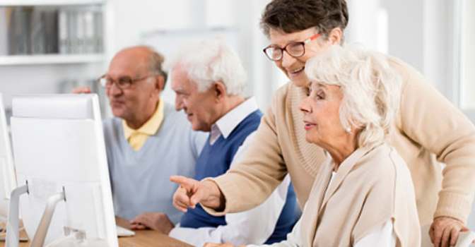 Los centros STIMA organizan talleres de tecnología para personas mayores