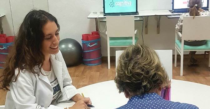 Esther Prieto, trabajadora social de Cognitiva Unidad de Memoria Chamartín (Madrid), durante una de las terapias.