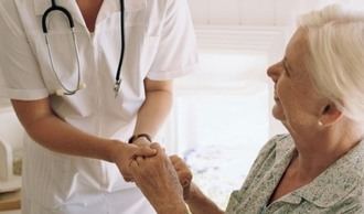 El cuidado de mayores en casa abarca especialistas clínicos