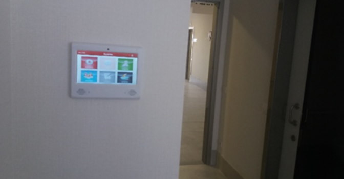 Intercomunicador de Medicip Health, en forma de tablet integrada en la habitación del usuario, para permitir una mejor comunicación con los auxiliares.