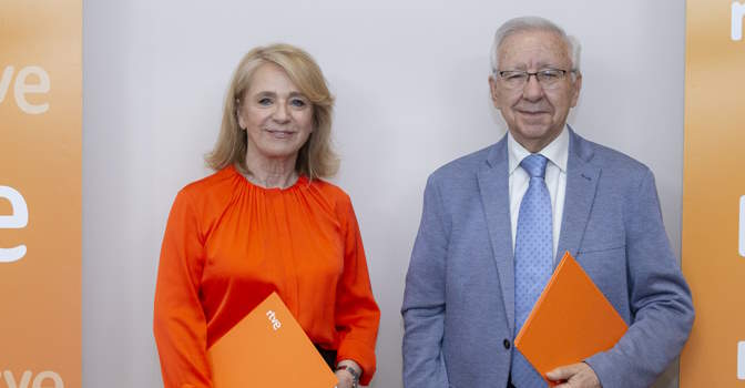 Elena Sánchez, presidenta interina de RTVE, y Lázaro González, presidente de la PMP, durante la firma del acuerdo.