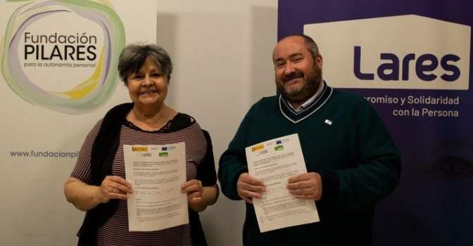 Pilar Rodríguez junto a Juan Vela durante la firma del convenio para impulsar de forma conjunta el proyecto AICP.com.