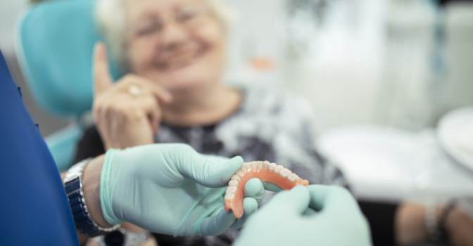 El edentulismo en personas mayores se puede solucionar con prótesis dentales.