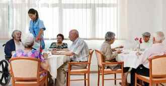 Ya hay casi 390.000 plazas en residencias de mayores en España