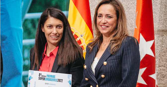 La directora general de Sermade, Sara Guisado, recibe el diploma acreditativo de manos de Begoña López, directora general de Gerosad.