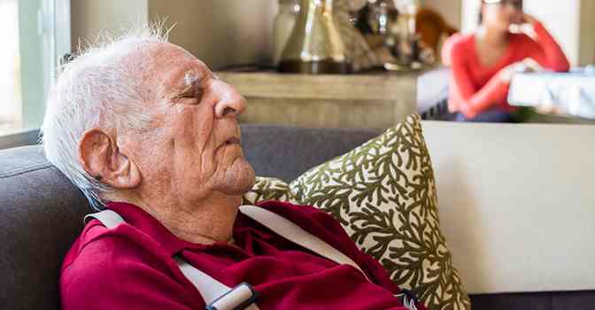 La importancia de la siesta en personas mayores.