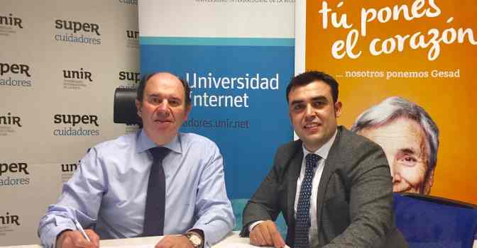 De izquierda a derecha, Aurelio López-Barajas, CEO de Supercuidadores, y Chema Prados, director de GESAD, del Grupo Trevenque, durante la firma del Convenio de colaboración entre ambas empresas.