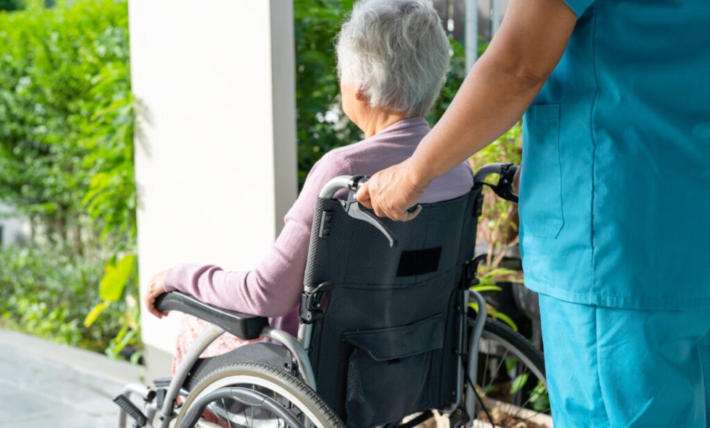 AESTE alerta sobre la desprofesionalización de los cuidados en la nueva Ley de Dependencia