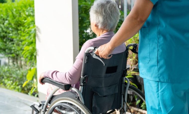 AESTE alerta sobre la desprofesionalización de los cuidados en la nueva Ley de Dependencia