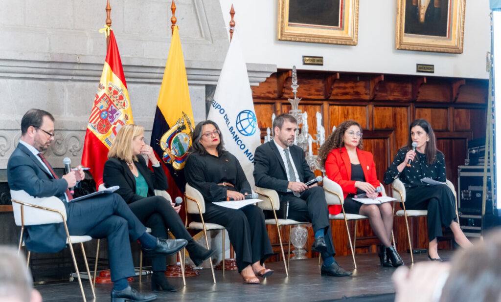 AESTE destaca la falta de profesionales en cuidados y propone soluciones en foro del Banco Mundial