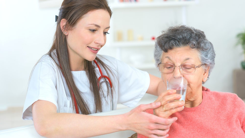 Prevención de la deshidratación en ancianos: claves y recomendaciones esenciales