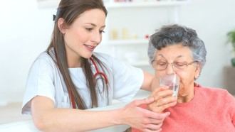 Prevención de la deshidratación en ancianos: claves y recomendaciones esenciales