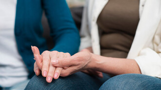 Guía para solicitar ayudas a cuidadores de familiares dependientes