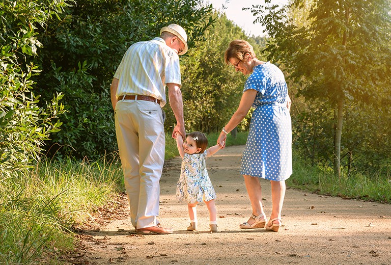 El 42% de los abuelos mayores de 55 años cuida a sus nietos semanalmente
