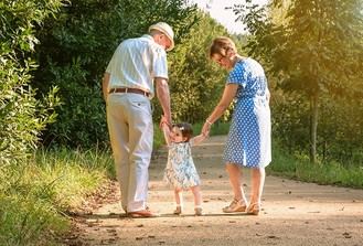 El 42% de los abuelos mayores de 55 años cuida a sus nietos semanalmente