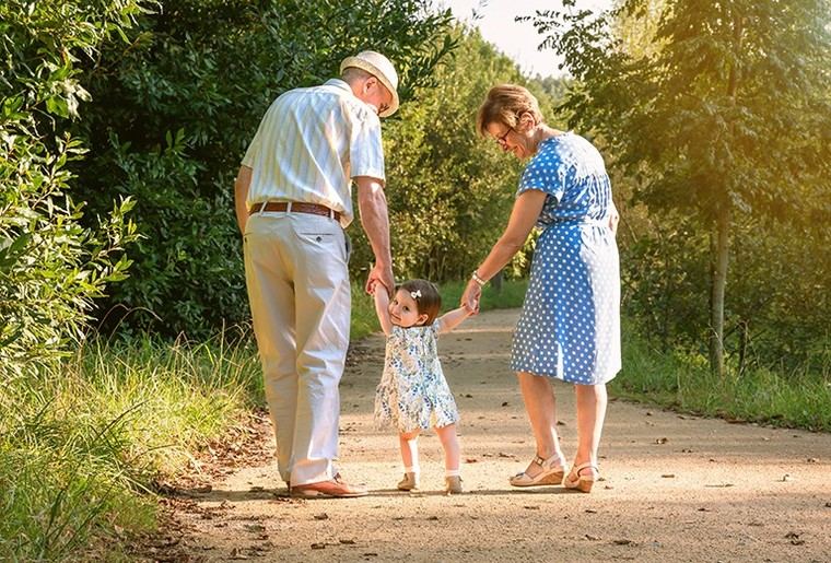 El 42% de los abuelos mayores de 55 años cuida a sus nietos semanalmente