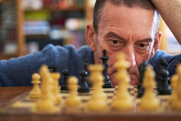 El cerebro envejece, pero su adaptación es clave para la salud mental
