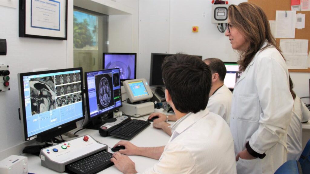 El Clínico San Carlos realiza más de 400 tratamientos para eliminar temblores en pacientes con Parkinson