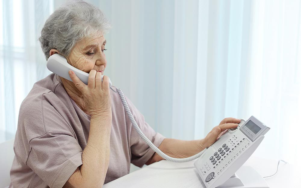 El Teléfono de CONFEMAC atiende más de 200 casos de maltrato a mayores en 2026