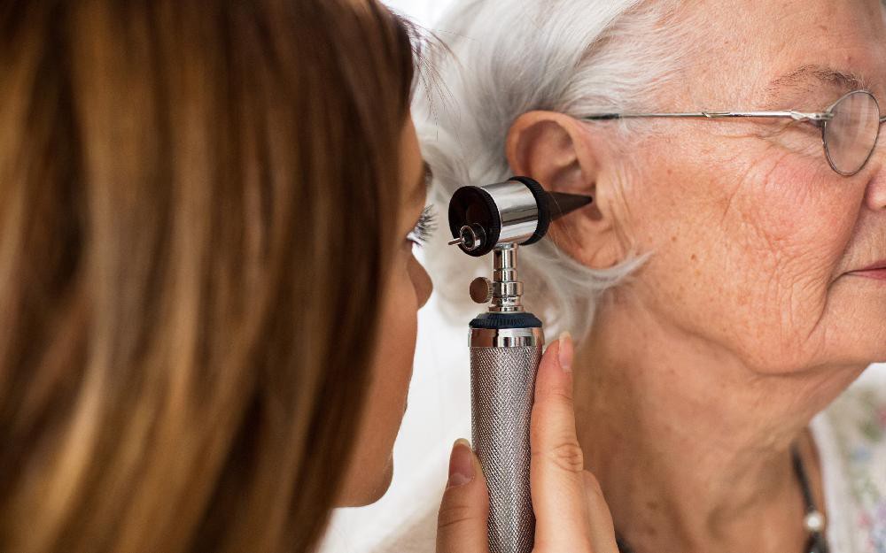 FIAPAS promueve un estudio para mejorar la atención a la sordera en mayores