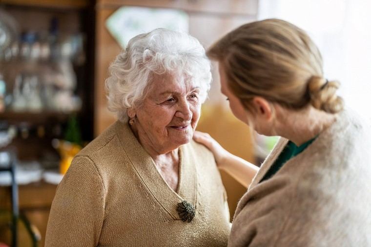 Ingresar a un familiar con Alzheimer en una residencia: una decisión compleja