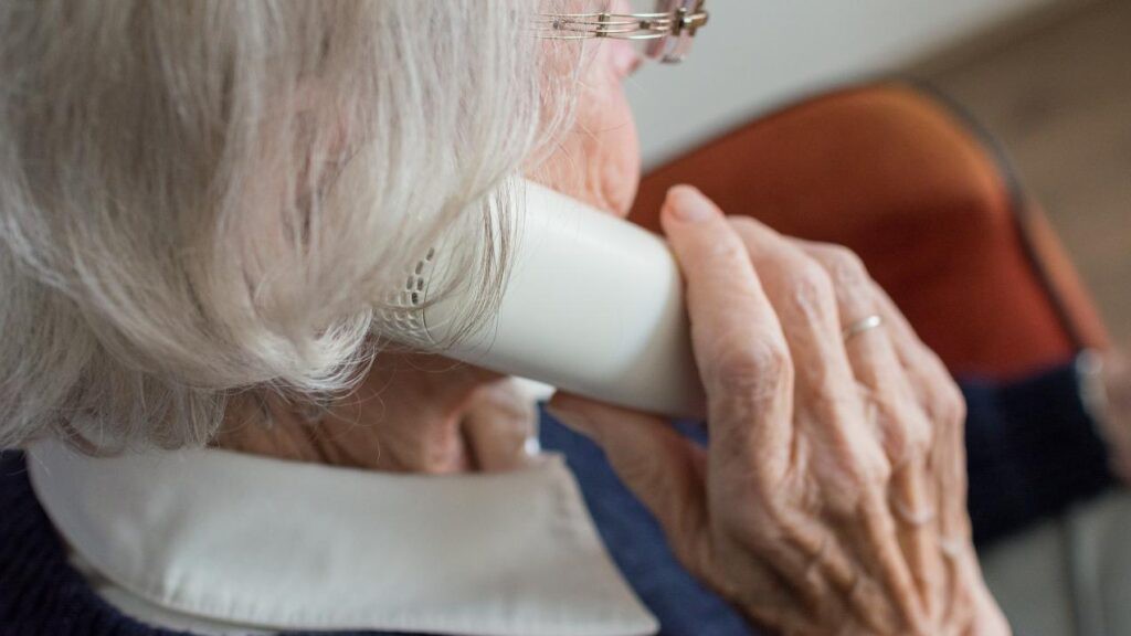La Comunidad de Madrid utiliza tecnología para combatir la soledad en mayores rurales