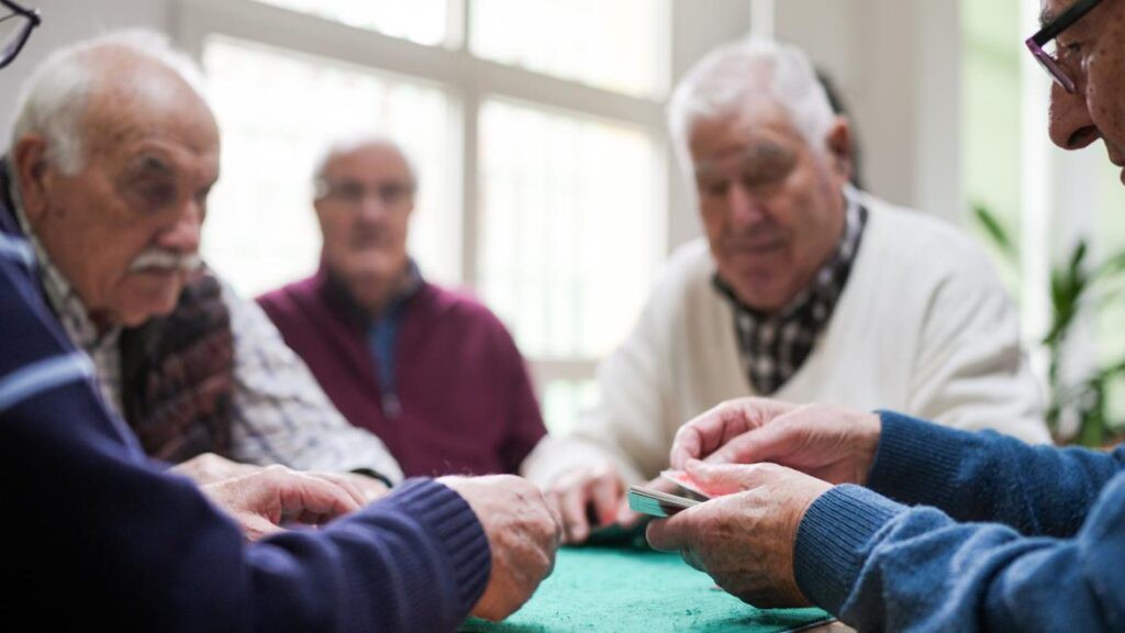 Madrid destina 407,8 millones a dependencia en 2026 para más de 93.000 personas