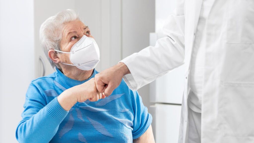 Madrid aconseja mascarillas en residencias para proteger a los mayores de la gripe