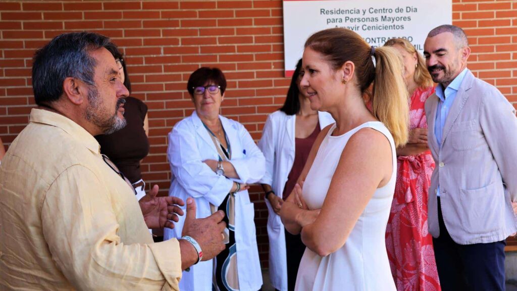 La consejera de Asuntos Sociales de Madrid visita residencia evacuada por incendios en Cenicientos