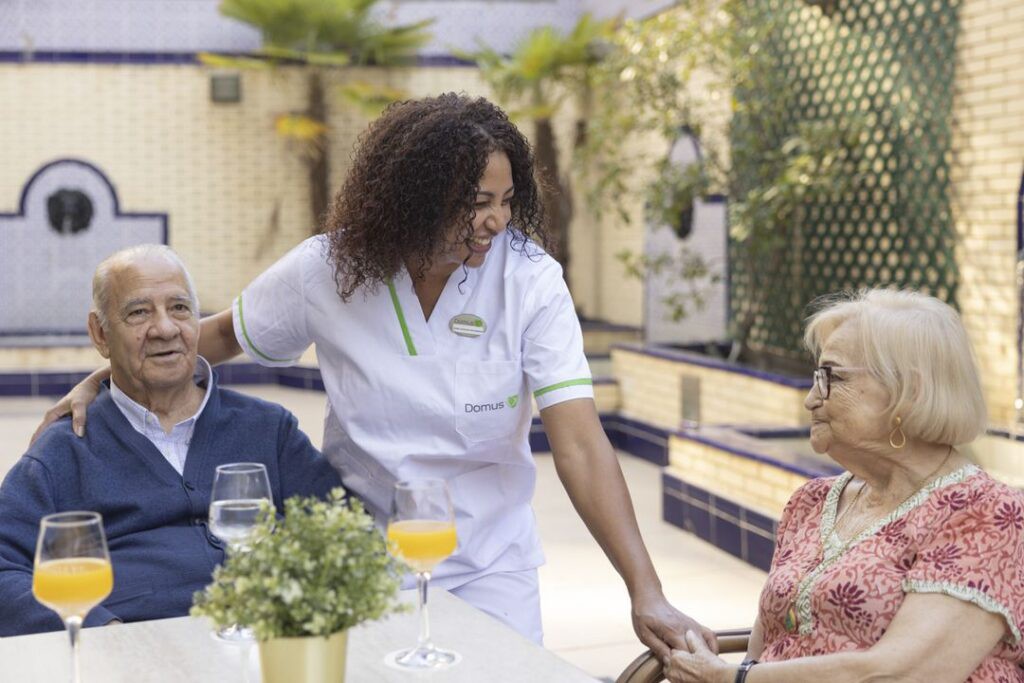 Aumenta la demanda de estancias temporales en verano para cuidadores familiares en DomusVi
